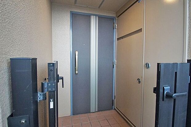 戸建て感覚を味わえて、防犯にも役立つポーチ付きの玄関。便利なトランクルーム付きです。