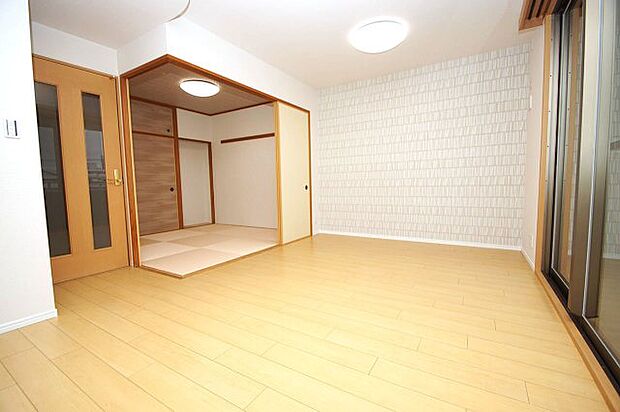 続き間になったリビングと和室。用途に合わせてお部屋の広さを変えられる、使いやすい間取りです。