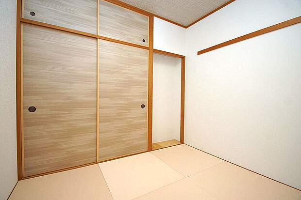 床の間付きの和室は、クロス張替えや半帖畳新調などのリフォーム。おしゃれでモダンな和室になりました。