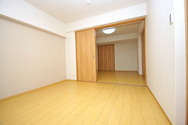 続き間になった洋室は、建具を開放して広々空間でもご利用頂けます。