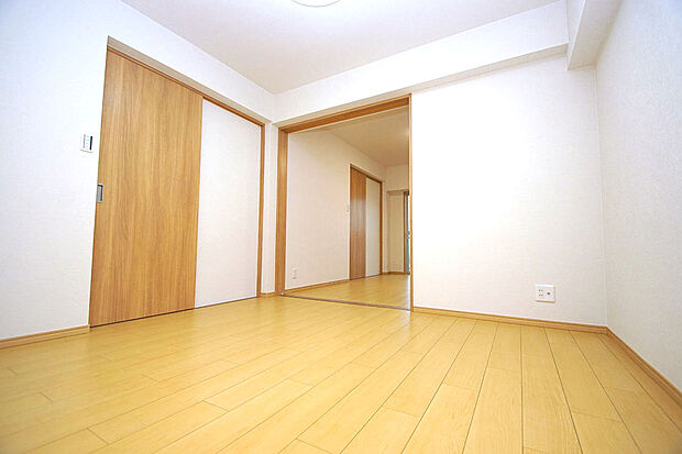 LDK横の二部屋の洋室は、お互いの部屋とリビングへ行き来できる動線がスムーズな間取りです。