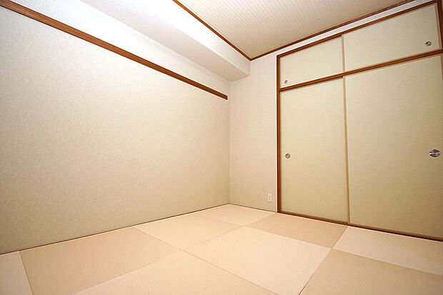 和室は半帖畳を新調するなどピカピカにリフォーム。寝室や客間としても使える落ち着きのあるお部屋です。