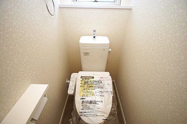 各階のトイレもフルリフォームでピカピカに。便器や温水洗浄便座も新調済みです。