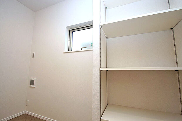 収納スペースやアイロン掛けなどの家事スペースとしても使える納戸。便利な可動棚も新調済みです。