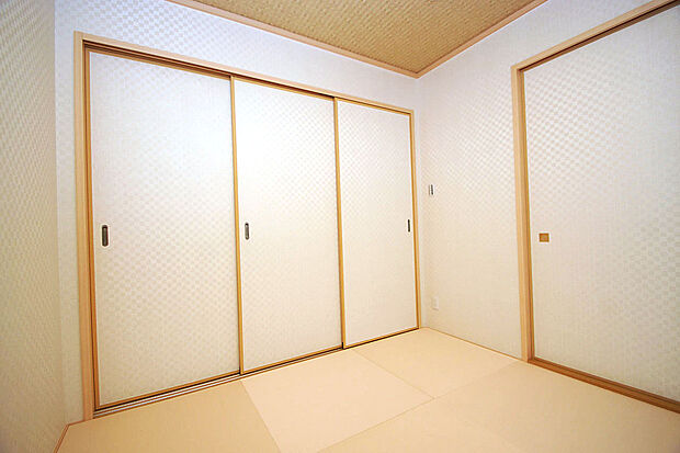 リビングと続き間になった和室は光沢のあるクロスに張替え、上質でモダンな印象のお部屋に仕上げました。