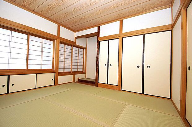 床の間や仏間が付いた純和風の1階和室8帖。心癒される落ち着いた雰囲気のお部屋です。