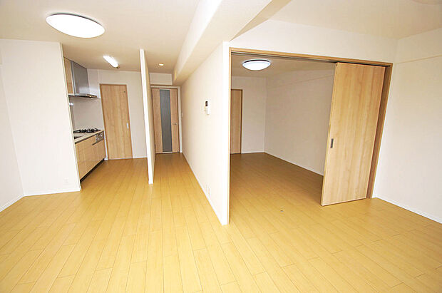 LDKは和室だったお部屋をリビングにリノベーションし、約16.85帖の広々空間に生まれ変わりました。