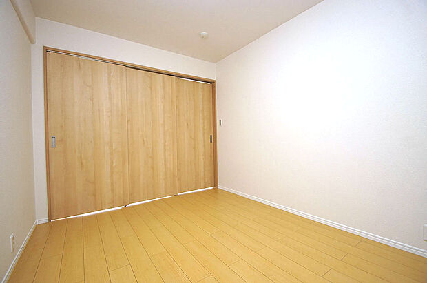 寝室やリビングの一部としても使える洋室約5.25帖。収納スペースもたっぷりです。