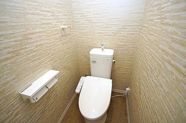 トイレ内もフルリフォームで一新。便器や温水洗浄便座もまっさらです。