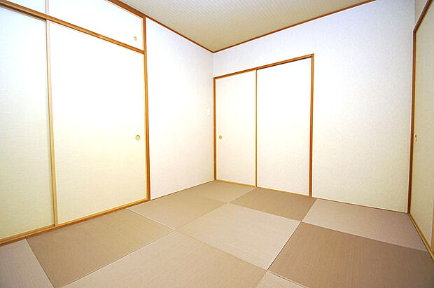 和室はフルリフォームでピカピカに。寝室や客間にも使える、ゆったりと落ち着きのあるお部屋です。