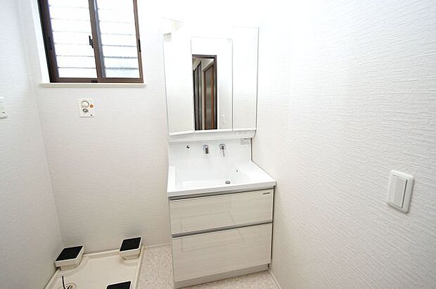 洗面所は、タカラスタンダードの洗面化粧台を新調するなどきれいにリフォーム済みです。