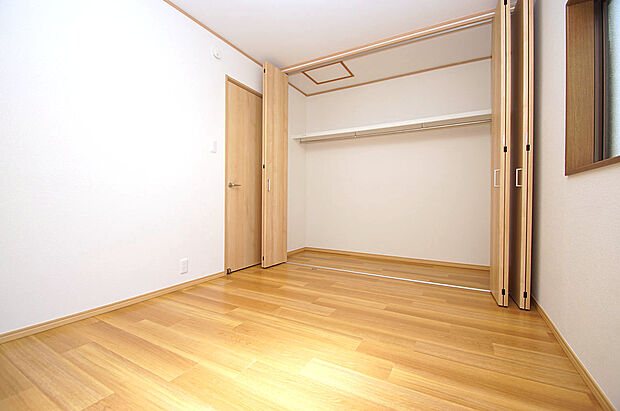 3階洋室約6帖の部屋幅いっぱいのクローゼットも、きれいに新調済み。すっきり収納できてお部屋を有効に使えます。