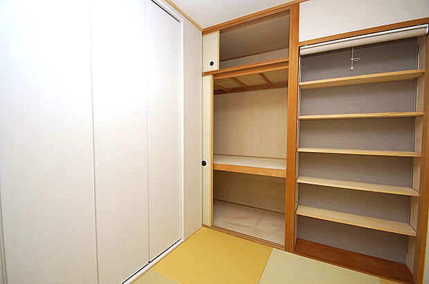 押入やクローゼットも付いた和室。収納スペースが充実しています。便利な収納は、ロールカーテン付きで、棚部分を隠すことも可能です。