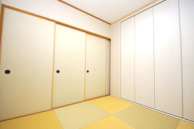 4.5帖の和室は、おしゃれな縁なし半帖畳やクローゼット付きの和モダンなお部屋です。