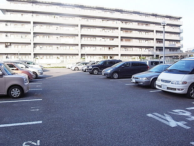 駐車場100％完備。内平置駐車場は172台分ございます。