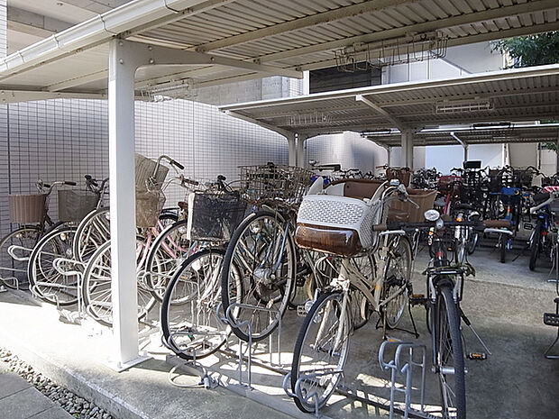 自転車置場は427台分を敷地内に確保したほか、バイク置場も21台分をご用意。