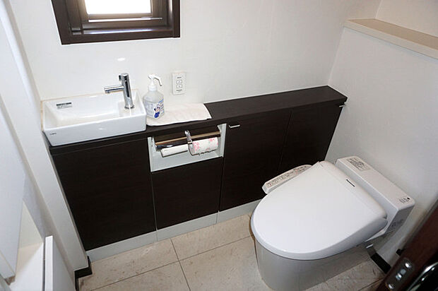 トイレには快適な温水洗浄便座付。お掃除しやすいタンクレストイレ。