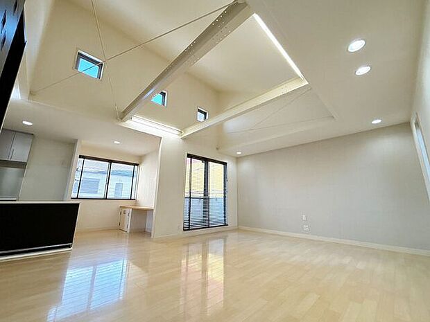 【2階LDK】高天井を採用した開放感あふれる空間です