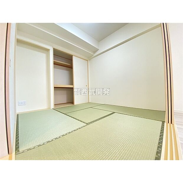 日本特有の部屋「和室」。障子越しに溶け込む太陽の明かりは、心を和ませてくれます。