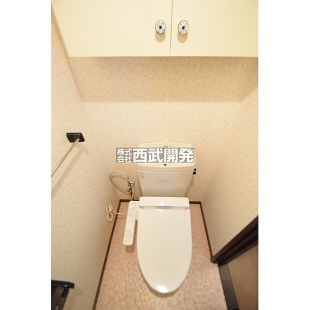 白を基調とした清潔感のあるトイレは、実は落ち着く場所。自分の世界に。