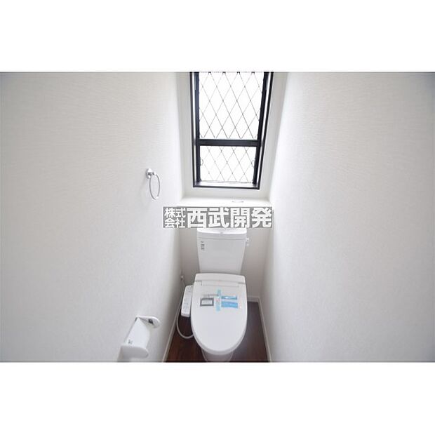 温水洗浄機能付きトイレです。小窓も付いているので空気の入れ換えも楽に行えます。