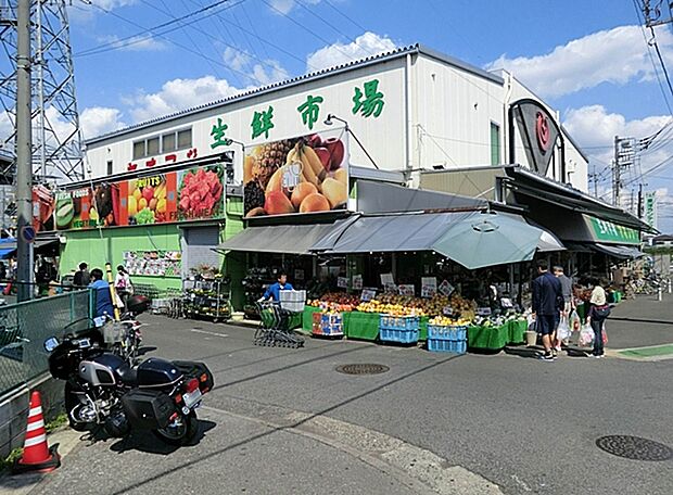 ヤオフジ川口店 青果精肉のスーパーです！地域の皆さんに喜んで頂ける美味しい野菜・くだもの、お肉を販売ししています、隣には鮮魚専門店・角上魚類もありお買い物に便利ですね（280m）