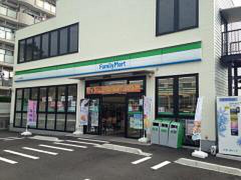 ファミリーマート 八木山香澄町店　220m（徒歩3分）