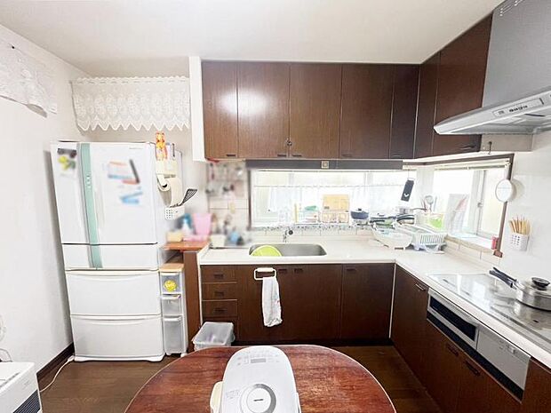 Ｌ型キッチンは作業スペースが広めで食材の一時置きにも困りません。