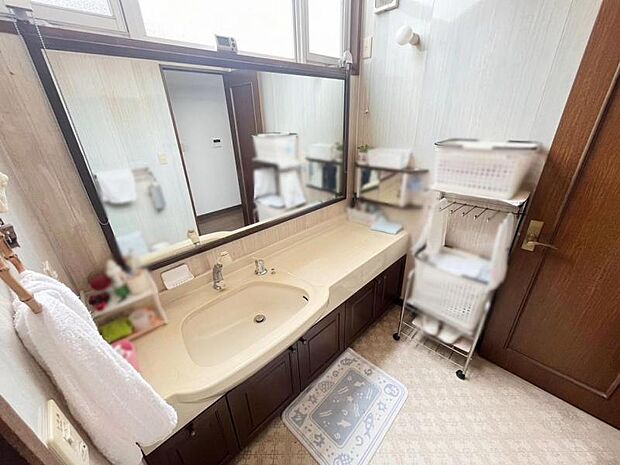 広い洗面スペースは並んで歯磨きもできるゆとりがあります。