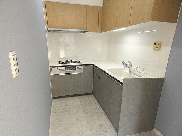 収納スペースが豊富でキッチンがきれいに片付くL型キッチン採用！