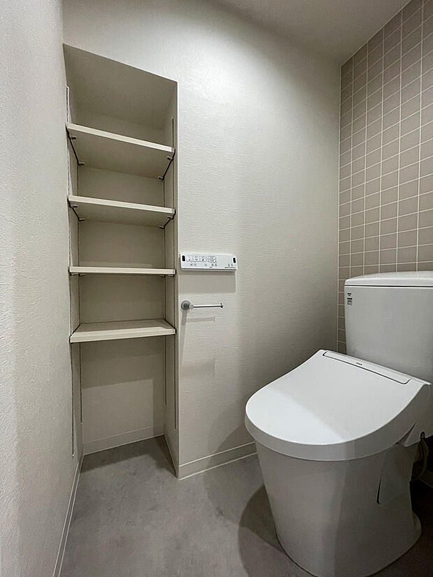 トイレの写真です。ウォシュレットはもちろん可動式の収納棚も設置！