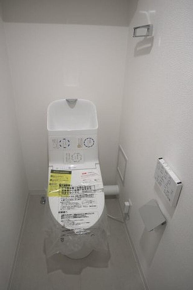 トイレには快適な温水洗浄便座付です