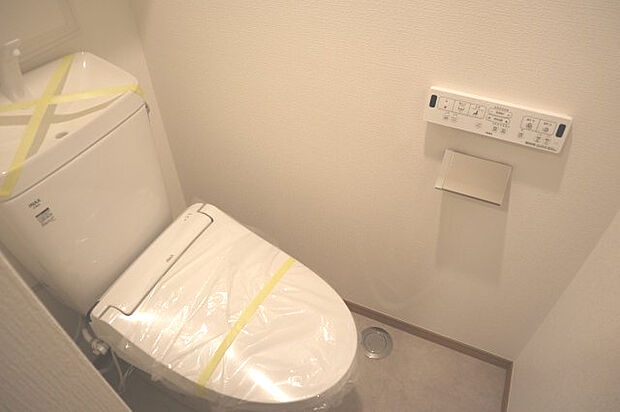 トイレには快適な温水洗浄便座付です