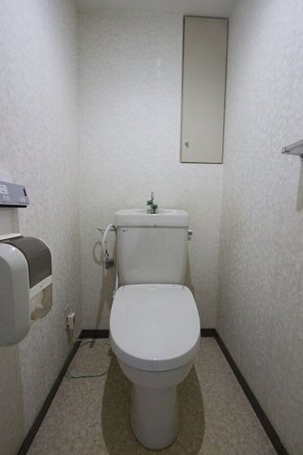 収納付のトイレ　2019年　温水洗浄便座設置