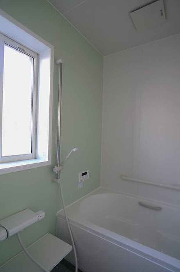 窓付きの浴室は新品交換済です。