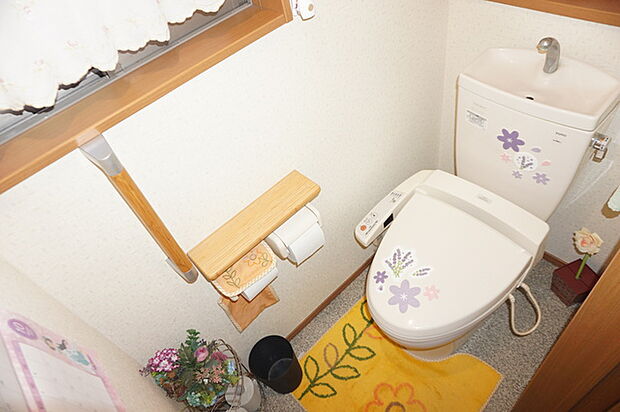トイレには手洗い器付。来客者にも洗面所に通さずにトイレを使ってもらえるので便利です