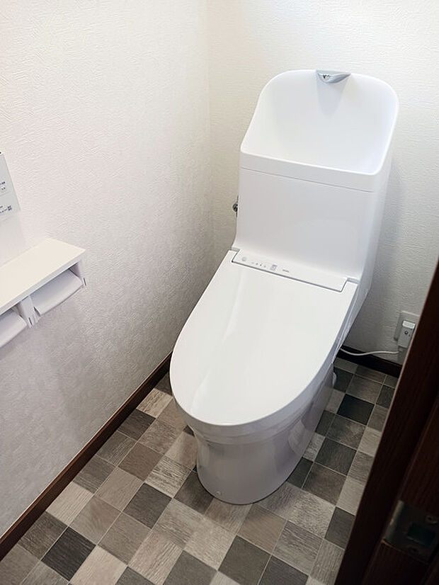 1階・トイレです。快適な温水洗浄便座付き。