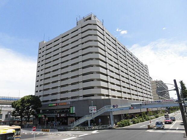 JR京浜東北・根岸線「磯子」駅徒歩1分の好立地。1階2階にスーパー、ドラッグストア、レストラン、100円ショップ等があるのも魅力。総戸数192戸。