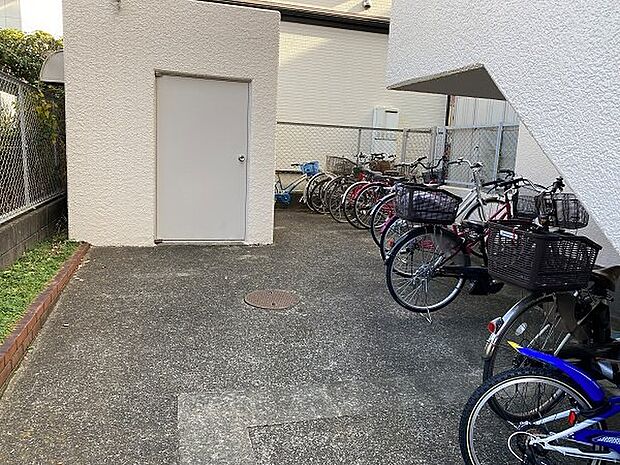 駐輪スペース。空いているところに自転車を停めることができます。使用料：無料。