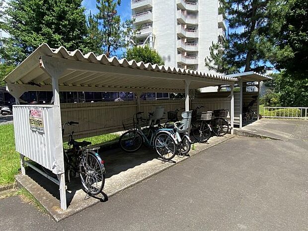 屋根付きの駐輪場。使用料(年額)…1000円