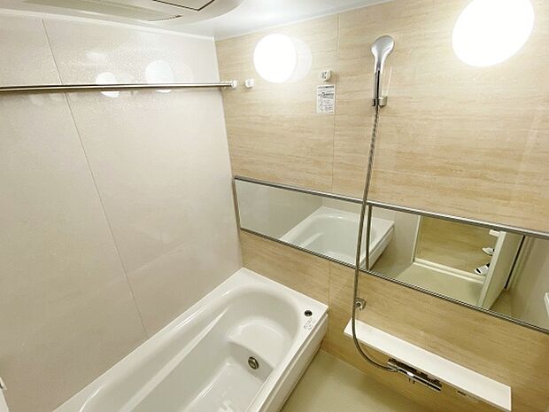 綺麗な浴室は浴室暖房乾燥機付のため、浴室内の防カビやヒートショックの防止にも役立ちます