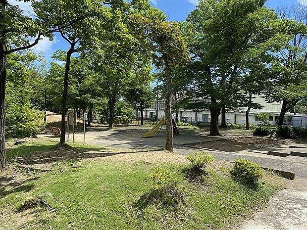 対象不動産東側の永山第二公園。