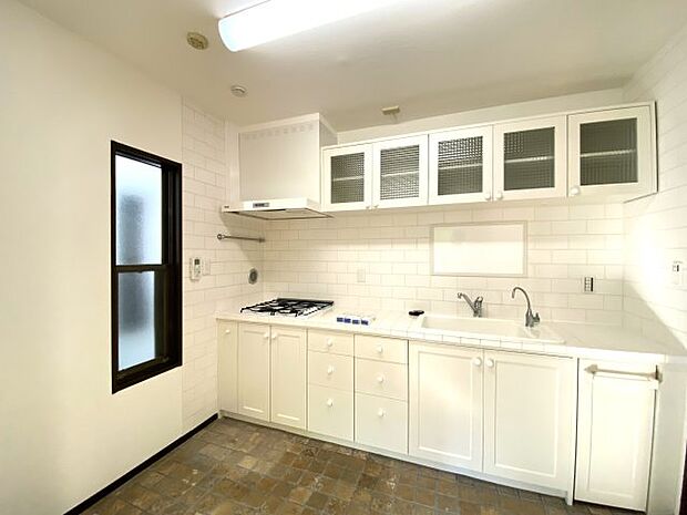 白を基調とした清潔感のあるキッチン。4つ口ガスコンロ、浄水器付きのキッチンです。