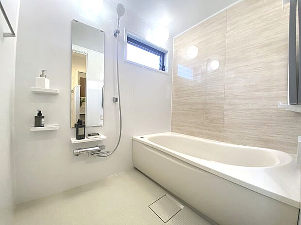 浴室新規交換済み（TOTO製　1418サイズ）カラリ床、保温性の高い浴槽仕様　