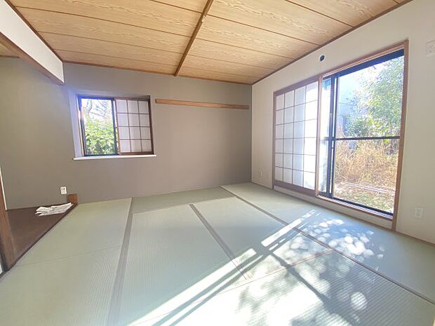 1階約8.0帖の和室スペース。2面採光で日当たり良好　畳・襖張替え済みです。床の間、押入があります。