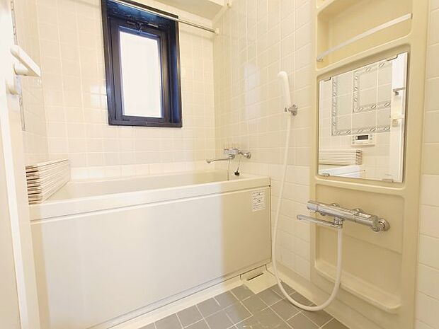 バスルーム内に窓があり、湿度対策も施されております。