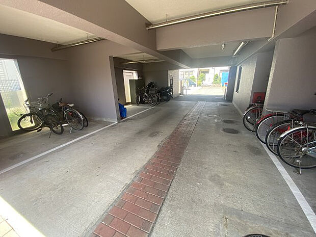 屋根付き駐輪場　小型バイクも駐輪可能です