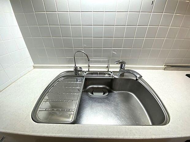 ワイドタイプで食洗器、浄水器など標準装備、使いやすい引出しタイプのキッチンです。