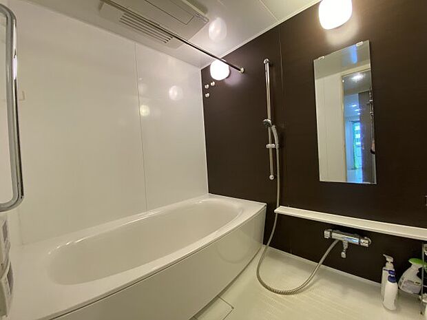 足を伸ばせる大きな浴槽は追い焚き機能付き。浴室乾燥機付きなので、浴室内のカビ防止になります。