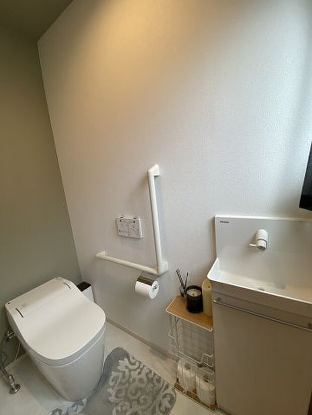 ☆1階トイレ☆独立した手洗い器のあるトイレは節水効果の高いタンクレスです。
